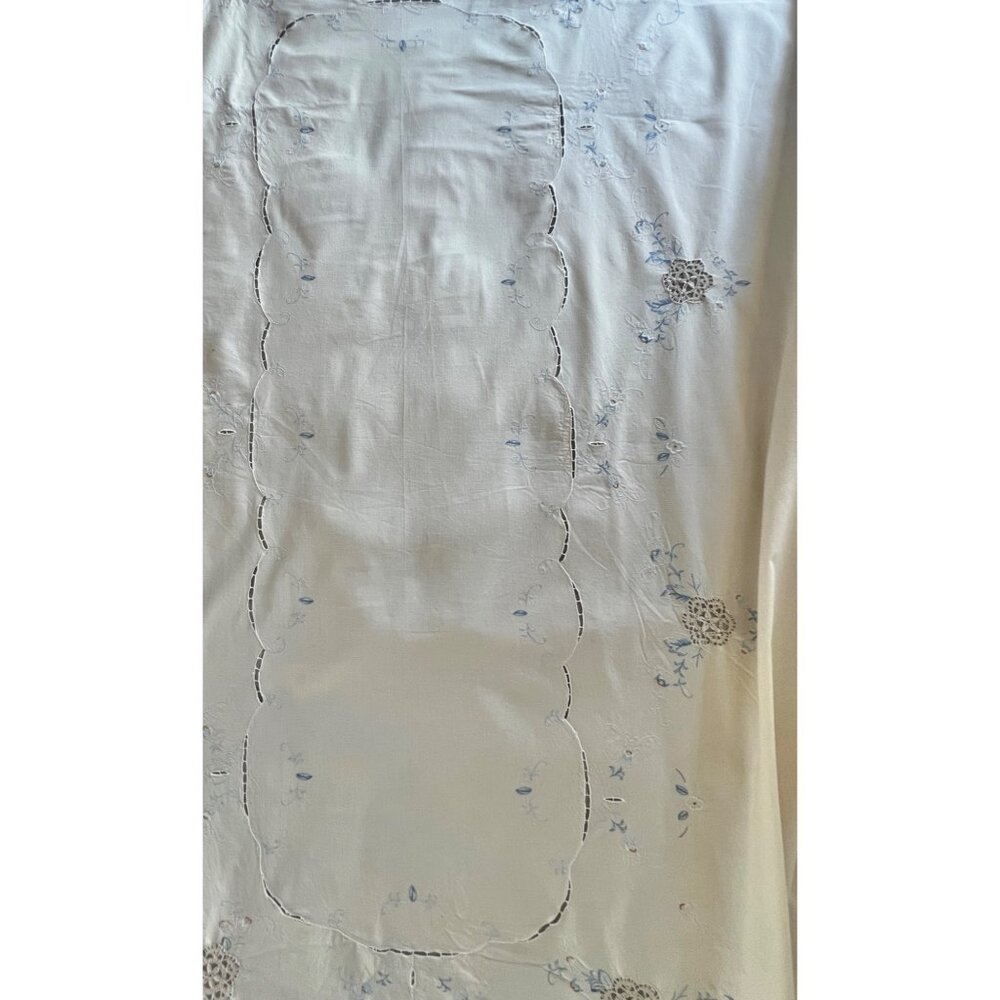 Embroidered Tablecloth With Blue Floral Cutwork Crocheted Inserts Vintage - Picture 7 of 11